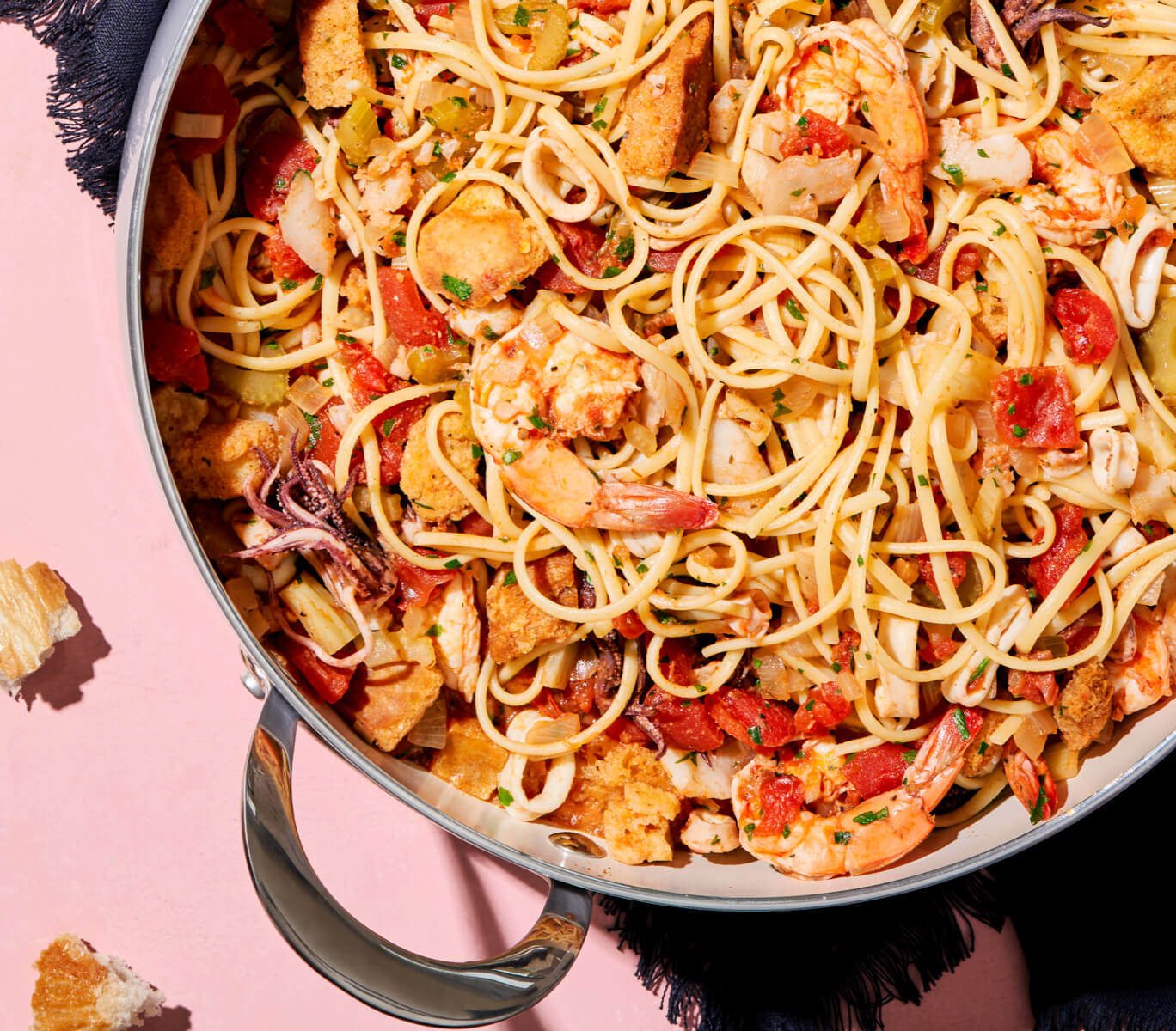 Linguine Cioppino With Seafood In Pot